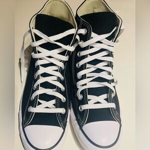 Brand new, Classic Converse High Top. 
Black
Size 9.5
Perfect condition!
🎁